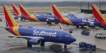 ROBOT tidak dibenarkan menaiki semua pesawat Southwest Airlines. - AFP