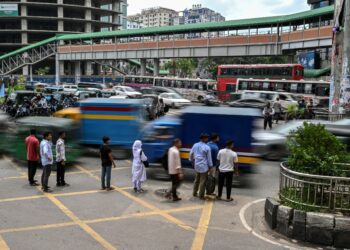 ORANG ramai menunggu untuk melintas jalan di di Dhaka. - AFP