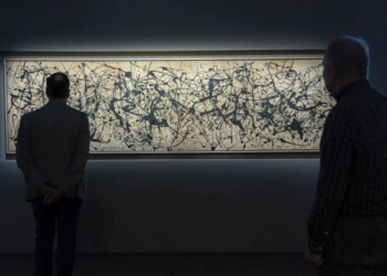 PENGUNJUNG melihat lukisan Number 7A, 1948 di rumah lelong Christie's di New York.-AGENSI