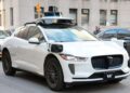 ROBOTEKSI Waymo dipandu oleh seorang pakar keselamatan di Jalan Centre di New York City.-AFP