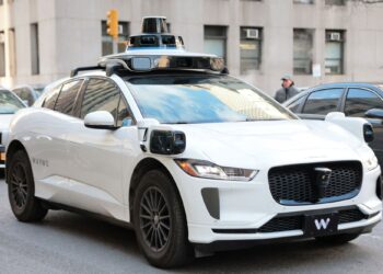ROBOTEKSI Waymo dipandu oleh seorang pakar keselamatan di Jalan Centre di New York City.-AFP