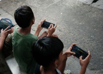 INDONESIA pertimbang larangan e-dagang untuk golongan berumur bawah 16 tahun. - AFP