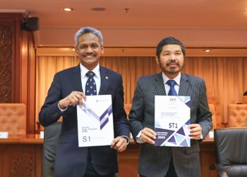 ABDUL Rasheed Ghaffour (kiri) dan Ketua Perangkawan, Datuk Seri Dr. Mohd Uzir Mahidin memegang Buletin Suku Tahunan BNM dan buku Keluaran Dalam Negeri Kasar Suku Pertama 2026 selepas Sidang Media Pengumuman Statistik KDNK Suku Pertama 2026 di Bank Negara Malaysia, semalam.