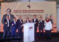 Aminuddin Harun (tengah) diiringi Mohd Roslan Mahayudin (tiga kiri) ketika menandatangani plak perasmian pembukaan kilang Mahsuri Food pada Majlis Perasmian Kilang Perusahaan Syarikat Mahsuri Food Sdn Bhd di Bandar Baru Enstek, Negeri Sembilan semalam. - UTUSAN/FAISOL MUSTAFA