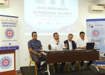 Presiden Pertubuhan Usahawan e-Dagang Malaysia, Syed Gaddafi Syed Saifuddin, Presiden Dewan Perniagaan Melayu Malaysia, Norsyahrin Gamidon, Presiden Persatuan Pengguna Siber Malaysia, Siraj Jalil dan Tumbalan Presiden Persatuan Pengguna Siber Malaysia, Azrul Zafri Azmi pada Sidang Media Bersama Withholding Tax (WHT) dan Cabaran Ekosistem Peniaga Digital, di sini, hari ini. - UTUSAN/MOHD FARIZWAN HASBULLAH