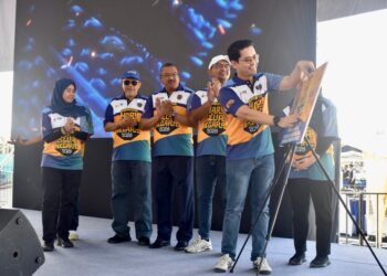 MOHAMMED Taufiq Johari (lima dari kiri) membuat gimik perasmian Majlis Sambutan Hari Belia Negara 2026 Negeri Perlis di Dataran Lok 9, Kuala Perlis, Perlis, hari ini. -UTUSAN/ASYRAF MUHAMMAD