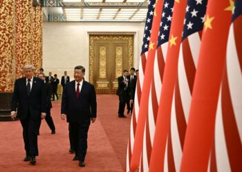 XI Jinping (kanan) dan Donald Trump tiba untuk menghadiri jamuan negara di Dewan Besar Rakyat di Beijing. - AFP