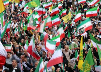 RAKYAT Iran mengibarkan bendera kebangsaan semasa perhimpunan solidariti dan sokongan terhadap pemimpin tertinggi baharu, Ayatollah Mojtaba Khamenei di Teheran minggu ini.- AFP