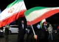 WANITA memegang bendera kebangsaan Iran semasa protes anti-AS dan Israel di Dataran Hafte Tir di Teheran.- AFP