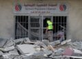 PASUKAN keselamatan memeriksa kemusnahan di lokasi serangan udara Israel yang menyasarkan ibu pejabat sebuah NGO tempatan, di bandar pesisir selatan Tyre kelmarin.- AFP