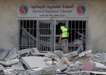 PASUKAN keselamatan memeriksa kemusnahan di lokasi serangan udara Israel yang menyasarkan ibu pejabat sebuah NGO tempatan, di bandar pesisir selatan Tyre kelmarin.- AFP