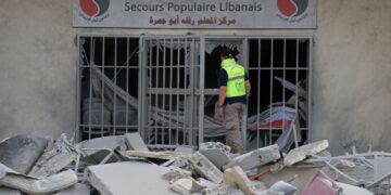 PASUKAN keselamatan memeriksa kemusnahan di lokasi serangan udara Israel yang menyasarkan ibu pejabat sebuah NGO tempatan, di bandar pesisir selatan Tyre kelmarin.- AFP