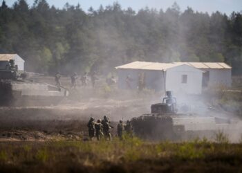 KERETA kebal Puma dan unit infantri Jerman beroperasi semasa demonstrasi di berek tentera ketika lawatan Canselor Jerman di Musnter, utara Jerman, kelmarin.- AFP