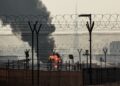 KEPULAN asap kelihatan berhampiran Lapangan Terbang Antarabangsa Dubai, didakwa berpunca daripada insiden berkaitan dron yang mencetuskan kebakaran tangki bahan api pada 16 Mac lalu.- AFP