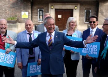 NIGEL Farage tersenyum di hadapan anggota Reform UK di luar Dewan Bandaraya Havering selepas pilihan raya tempatan di timur London.-AFP