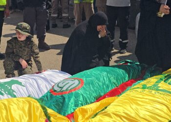 AHLI keluarga meratapi jenazah mangsa yang terbunuh dalam serangan Israel di kampung selatan Deir Qanoun al-Nahr, Tyre. .- AFP