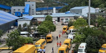 PASUKAN penyelamat dan kenderaan kecemasan tiba di lombong arang batu Liushenyu selepas letupan gas di Changzhi, wilayah Shanxi di utara China semalam.- AFP