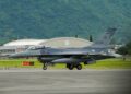 Sebuah pesawat pejuang F-16V buatan AS bergerak di Pangkalan Tentera Udara Han Kuang, Taiwan. - AFP