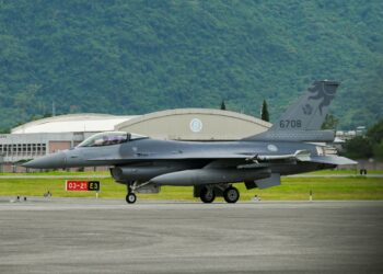 Sebuah pesawat pejuang F-16V buatan AS bergerak di Pangkalan Tentera Udara Han Kuang, Taiwan. - AFP