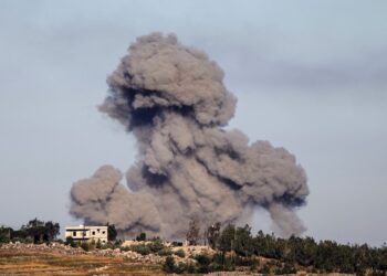 ASAP berkepul selepas serangan udara Israel ke atas kampung Arnoun, semalam. - AFP