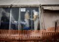 PETUGAS kesihatan berada di dalam 'zon merah' pusat rawatan wabak Ebola di Butembo.- AFP
