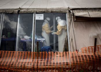PETUGAS kesihatan berada di dalam 'zon merah' pusat rawatan wabak Ebola di Butembo.- AFP