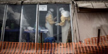PETUGAS kesihatan berada di dalam 'zon merah' pusat rawatan wabak Ebola di Butembo.- AFP