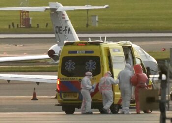 SEORANG lelaki memakai sut hazmat diiringi ke ambulans dari sebuah pesawat perubatan membawa beberapa penumpang kapal persiaran MV Hondius yang dijangkiti hantavirus di lapangan terbang Schiphol berhampiran Amsterdam.- AFP