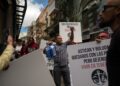 PEKERJA pelabuhan memegang sepanduk bantahan ketika demonstrasi membantah ketibaan kapal persiaran yang terjejas hantavirus di Santa Cruz de Tenerife kelmarin.-AFP