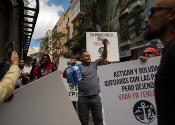 PEKERJA pelabuhan memegang sepanduk bantahan ketika demonstrasi membantah ketibaan kapal persiaran yang terjejas hantavirus di Santa Cruz de Tenerife kelmarin.-AFP