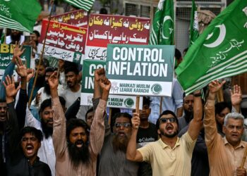 PENUNJUK perasaan di Pakistan melaungkan slogan semasa protes menentang kenaikan harga bahan api yang dicetuskan oleh perang Asia Barat di Karachi minggu lalu.- AFP