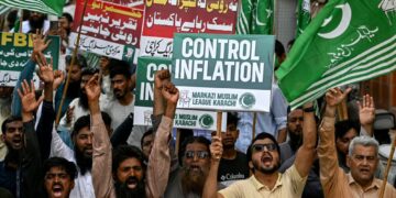 PENUNJUK perasaan di Pakistan melaungkan slogan semasa protes menentang kenaikan harga bahan api yang dicetuskan oleh perang Asia Barat di Karachi minggu lalu.- AFP
