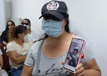 SEORANG wanita menunjukkan gambar suaminya warga Peru yang kini bertempur dalam perang di Ukraine semasa satu pertemuan di Lima.-AGENSI