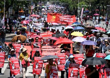 GURU dan ahli Penyelaras Kebangsaan Pekerja Pendidikan, mengambil bahagian dalam perarakan protes menuntut kenaikan gaji pada Hari Guru, di Bandar Raya Mexico kelmarin.- AFP