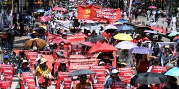 GURU dan ahli Penyelaras Kebangsaan Pekerja Pendidikan, mengambil bahagian dalam perarakan protes menuntut kenaikan gaji pada Hari Guru, di Bandar Raya Mexico kelmarin.- AFP