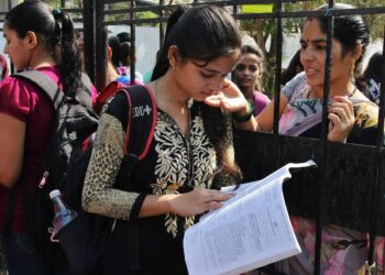 SEKURANG-kurangnya 1.7 juta pelajar menduduki peperiksaan Tingkatan 12 yang menjadi penentu kemasukan ke universiti.- AGENSI