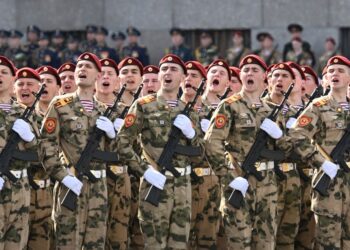 ANGGOTA perkhidmatan Russia menyertai perarakan tentera sempena Hari Kemenangan di Dataran Dvortsovaya di tengah Saint Petersburg pada 9 Mei lalu.- AFP