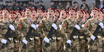 ANGGOTA perkhidmatan Russia menyertai perarakan tentera sempena Hari Kemenangan di Dataran Dvortsovaya di tengah Saint Petersburg pada 9 Mei lalu.- AFP