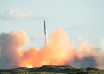 PELANCARAN roket Starship milik SpaceX semasa penerbangan ujian ke-11 yang dilihat dari Pulau South Padre di Texas.-AFP 