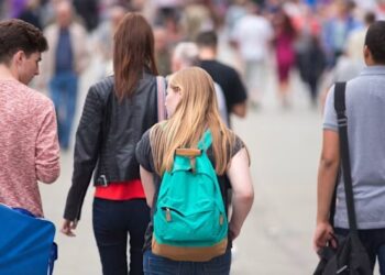 LAPORAN mendapati individu muda Britain kini sukar untuk mencapai anak tangga pertama dalam kerjaya.- AGENSI