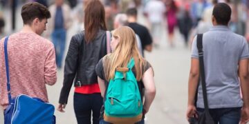 LAPORAN mendapati individu muda Britain kini sukar untuk mencapai anak tangga pertama dalam kerjaya.- AGENSI