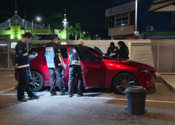 PASUKAN forensik melakukan siasatan ke atas kereta jenis Mazda yang menjadi lokasi wanita ditikam kenalan lelakinya di hadapan sebuah restoran di Jalan Titi Gajah, Kepala Batas di Alor Setar.