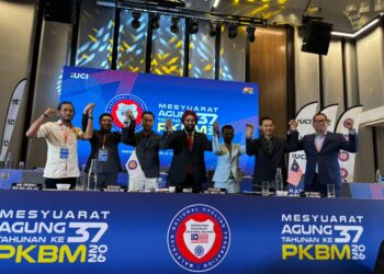 PRESIDEN Persekutuan Kebangsaan Berbasikal Malaysia (PKBM), Datuk Amarjit Singh Gill (tengah) selepas Mesyuarat Agung Tahunan (AGM), di sini, hari ini.