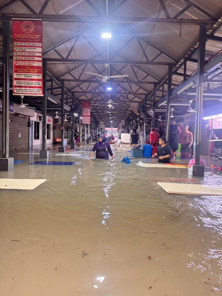 Medan selera di Petaling Jaya dinaiki air 1.2 meter