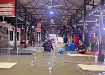 BANJIR kilat dilaporkan berlaku di kawasan Medan Selera Jaya dengan anggaran kedalaman air kira-kira empat kaki (1.2 meter).