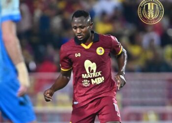 JOSEPH Esso gagal menyempurnakan sepakan penalti ketika NSFC berdepan Melaka FC, kelmarin.
