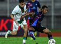 PEMAIN pertahanan Terengganu FC, Muhamad Alif Zakaria (kanan) mengawal bola daripada dirampas penyerang Kuching City FC, Ramadhan Saifullah Usman dalam aksi Liga Super di Stadium Negeri Sarawak semalam yang berkesudahan The Cats menang 2-1.- IHSAN KUCHING CITY FC