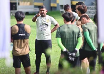 K. Rajan (Dua dari kiri) ketika mengendalikan sesi latihan Negeri Sembilan FC bagi persiapan mementang Melaka FC, malam ini.-IHSAN NSFC