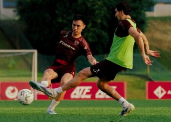 PEMAIN Selangor FC, Quentin Cheng (kiri) dan Mohammad Abualnadi ketika sesi latihan menjelang aksi berdepan Penang FC dalam saingan Liga Super di Stadium Majlis Perbandaran Petaling Jaya (MBPJ), malam ini.-IHSAN SELANGOR FC