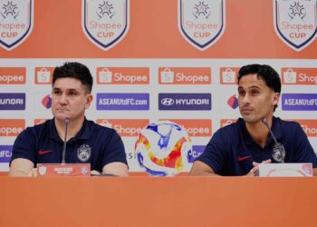 KETUA jurulatih JDT Xisco Munoz dan pemain Matthew Davies pada sidang media menjelang perlawanan separuh akhir pertama Piala Shopee menentang Buriram United di Stadium Sultan Ibrahim, Iskandar Puteri disini. UTUSAN/RAJA JAAFAR ALI